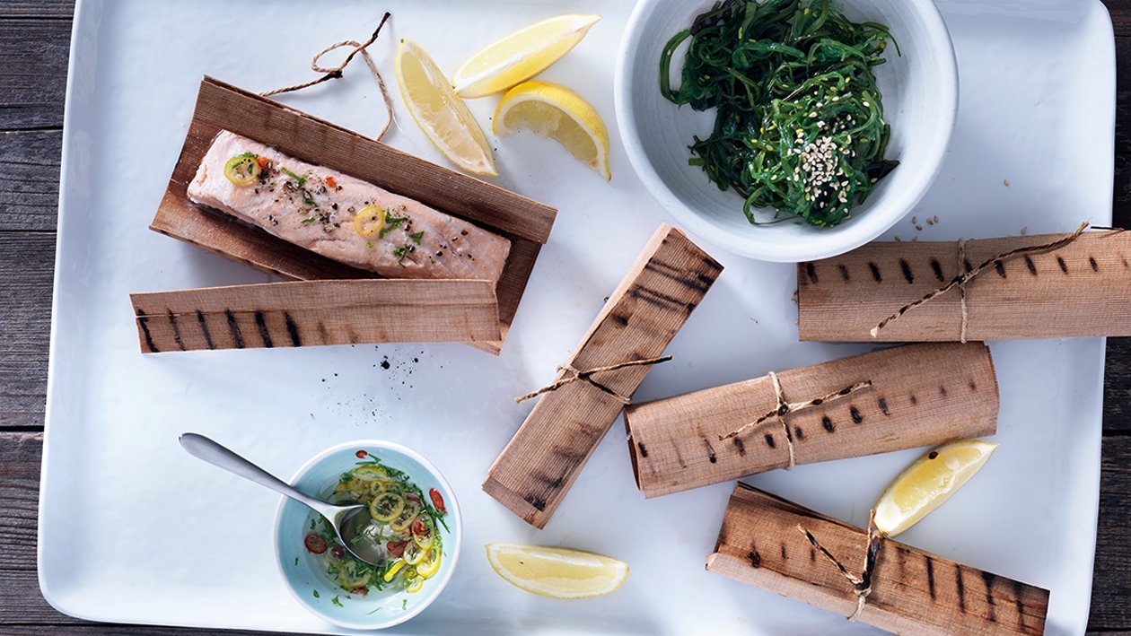 Saumon grillé en papier de bois, salade de wakame et vinaigrette aux agrumes