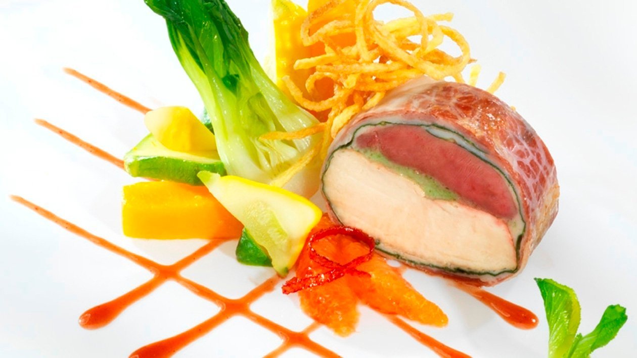 Duo de poularde de maïs et de pigeon en feuilles de côtes de bette et au jus d’orange sanguine – Paillettes de pommes de terre et pot-pourri de courge
