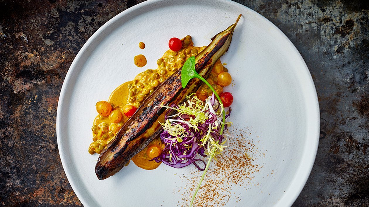 Gebackene Aubergine mit gelbe Curry, Linsen und Cherry Tomaten