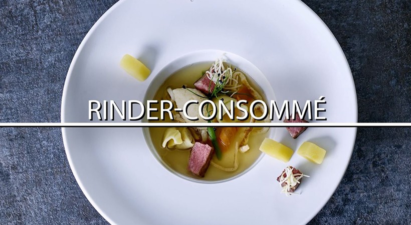 Rinds-Kraftbrühe mit rosa Kalbstafelspitz Griessnocken und Flädli